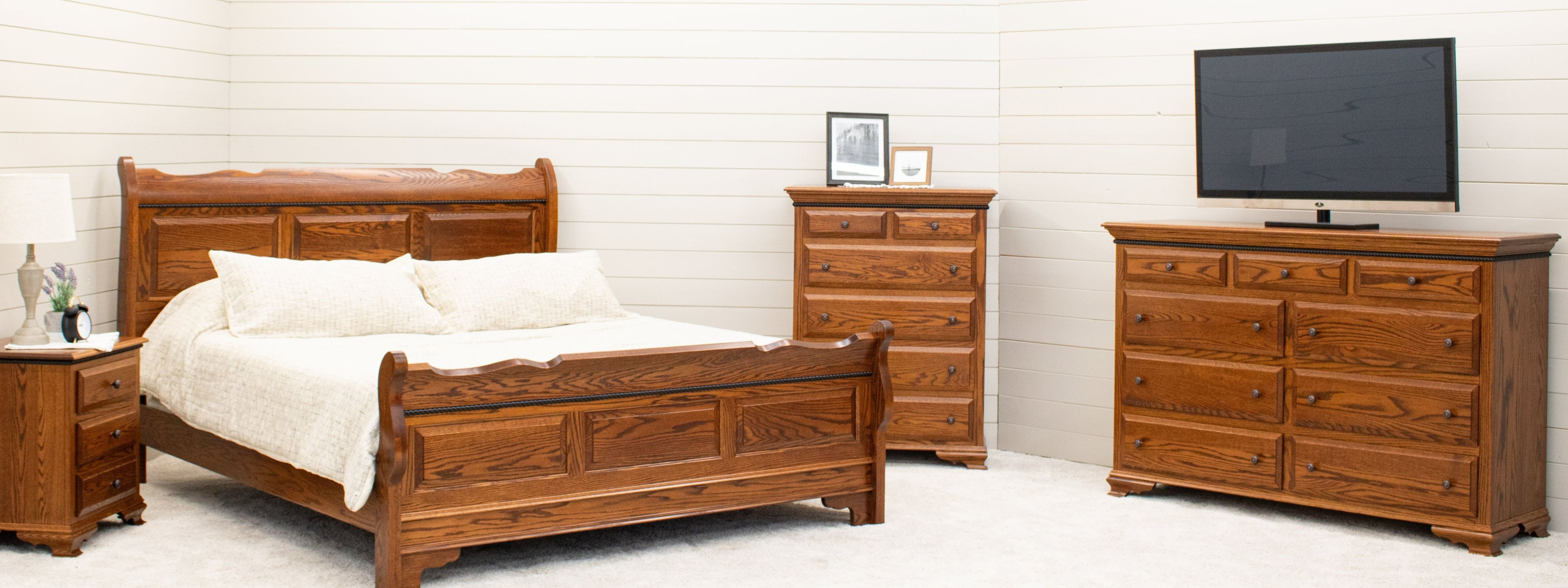 Heritage Bedroom Set in Oak wood